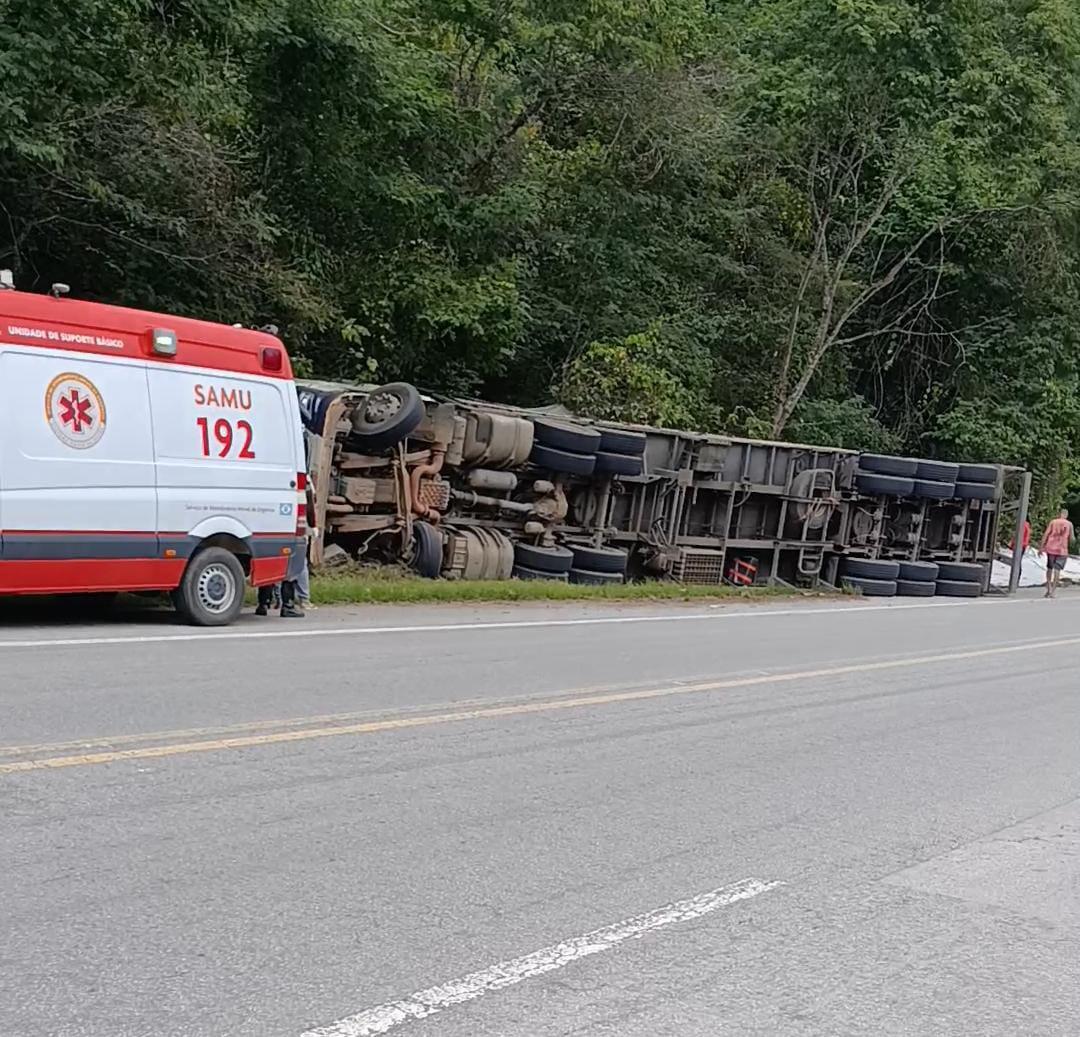 Caminhão perde o controle e tomba em curva na BR-116