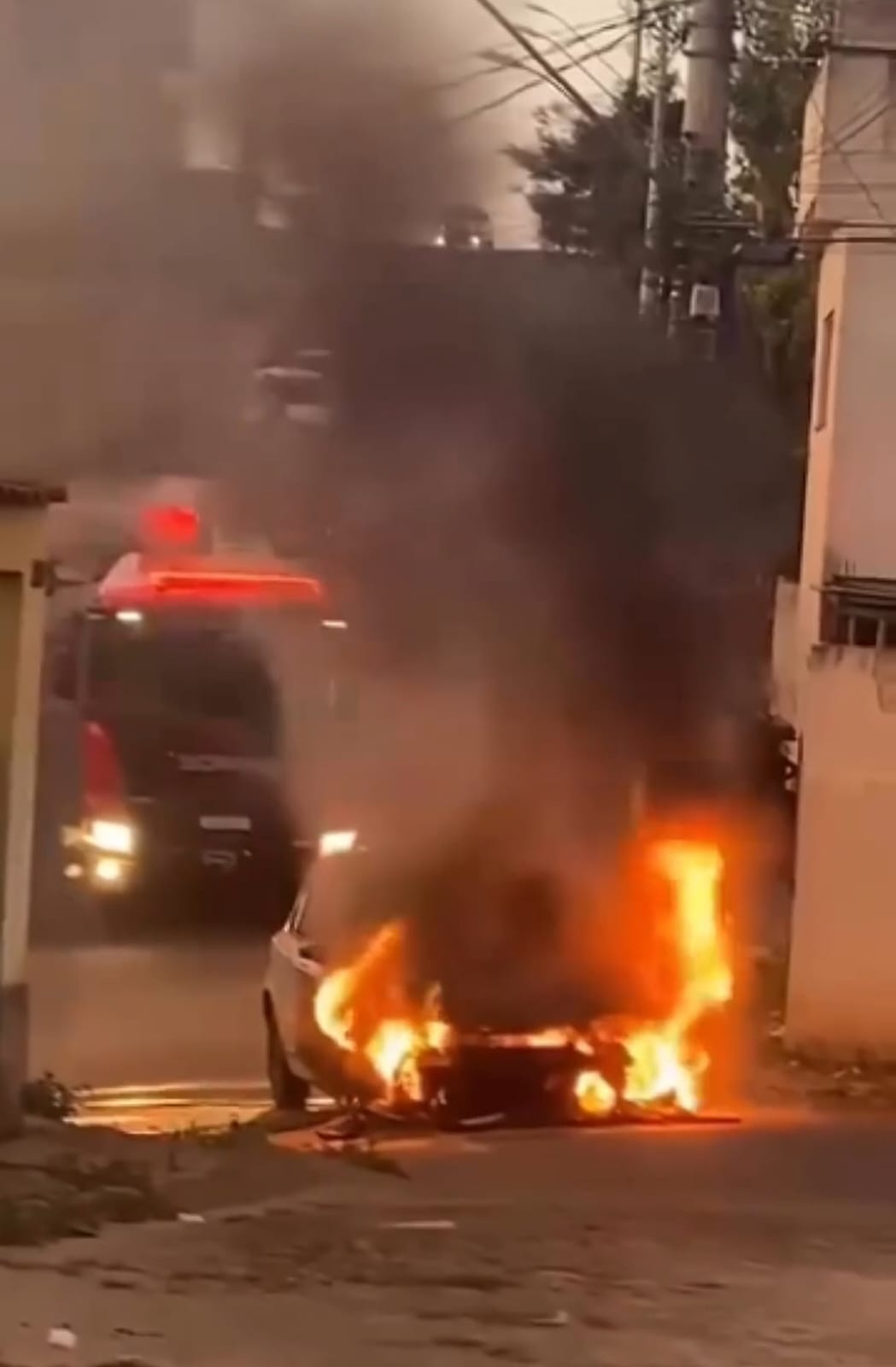 Carro é destruído em incêndio